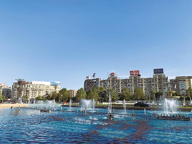 피아타 유니리 광장에 설치된 대형 분수