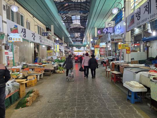 2일 충남 공주시 산성시장에서 시장을 찾은 시민들이 물건을 산 뒤 걸어가고 모습. 유혜인 기자