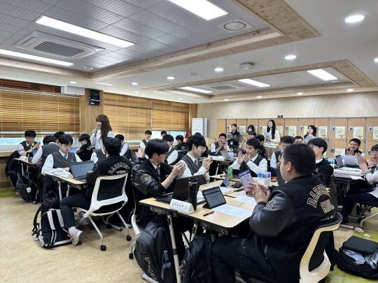 대전대성고의 영어 독해와 작문 공개수업 현장. 학생들이 팀별로 서로의 글을 피드백하며 사고를 확장하고 있다. 대전교육청 제공