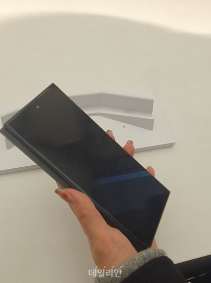 접은 상태의 '갤럭시 Z 트라이폴드폰' ⓒ데일리안 조인영 기자