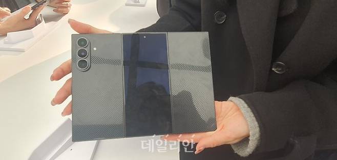 펼친 상태의 '갤럭시 Z 트라이폴드폰' 뒷면ⓒ데일리안 조인영 기자