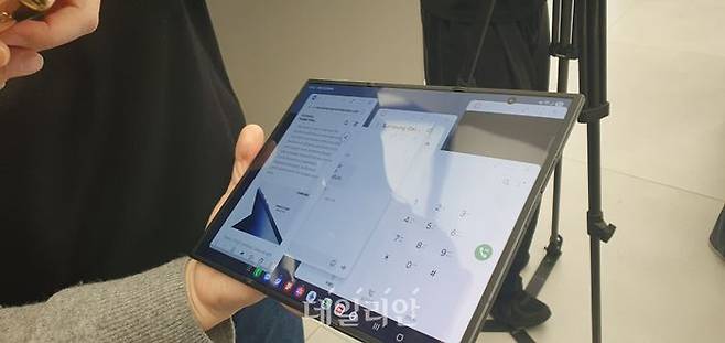 삼성전자는 '갤럭시 Z 트라이폴드'에 갤럭시 스마트폰 최초로 태블릿 버전의 '삼성 덱스(Samsung Dex)'를 지원해 대화면 활용성을 극대화했다.ⓒ데일리안 조인영 기자