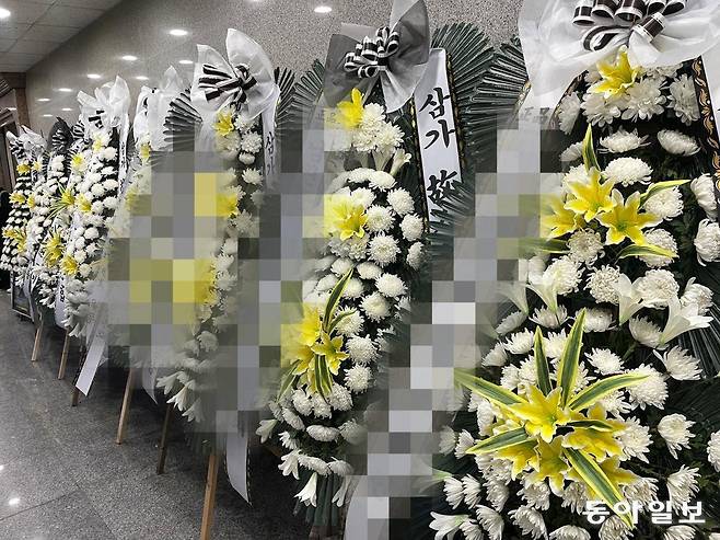 5월 23일 제주시 한 장례식장에 숨진 교사를 추모하는 조화가 놓여 있다. 제주=송은범 기자 seb1119@donga.com