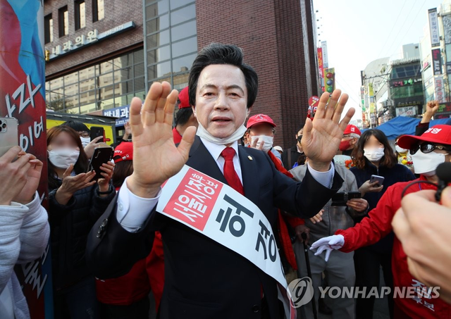 지난 2021년 4월 6일 서울 강북구 수유역 인근에서 허경영 당시 국가혁명당 서울시장 후보가 지지자들에게 인사하고 있다.<연합뉴스 자료사진>