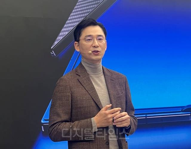 임성택 삼성전자 한국 총괄(부사장)이 2일 서울 서초구 삼성 강남에서 열린 미디어 브리핑에서 ‘갤럭시 Z 트라이폴드’를 소개하고 있다.