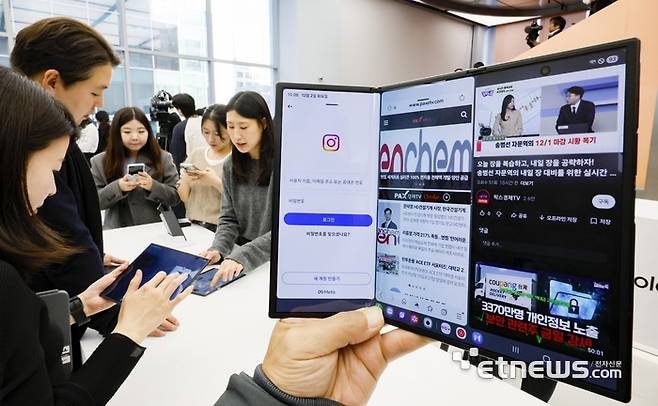 삼성전자가 혁신적 폼팩터의 3단 폴더블 스마트폰 '갤럭시 Z 트라이폴드(Galaxy Z TriFold)를 공개했다. 갤럭시 Z 트라이폴드'는 펼치면 253mm(10형)의 대화면을 접으면 '갤럭시 Z 폴드7'과 같은 164.8mm(6.5형)의 휴대성 높은 바 타입 화면을 지원해 사용자가 다양한 상황에 맞춰 유연하게 사용할 수 있다. 2일 서울 강남구 삼성강남에서 열린 미디어 간담회에서 참석자가 제품을 살펴보고 있다.  이동근기자 foto@etnews.com