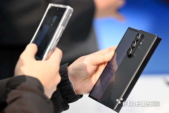 2일 서울 강남구 삼성강남에서 열린 미디어 간담회에서 취재진이 제품을 살펴보고 있다.