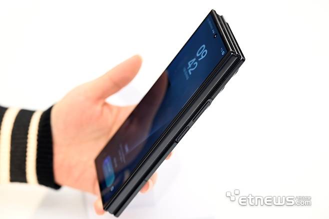 접었을 때 갤럭시 Z폴드7과 동일한 164.8㎜(6.5형) 막대 타입으로 전환된다. 접었을 때 두께는 12.9㎜, 펼쳤을 때 가장 얇은 부위는 3.9㎜로 역대 갤럭시 폴더블 중 가장 얇은 설계를 구현했다.