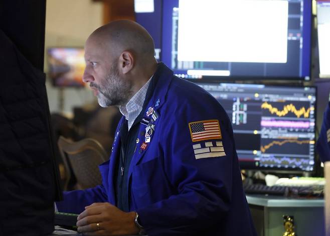 일본은행(BOJ)의 12월 금리 인상 시사에 따른 엔 캐리 트레이드 청산 우려로 1일(현지시간) 뉴욕 증시 3대 지수가 일제히 하락했다. UPI 연합