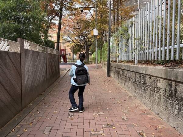 7일 오전 서울 강남구 대청초등학교 5학년 채민이(가명)가 학교 울타리를 따라 걸으며 등교를 하고 있다. 신소윤 기자 yoon@hani.co.kr