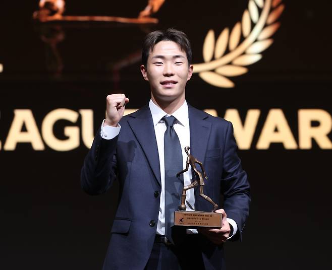 <yonhap photo-4193=""> K리그1 영플레이어상 수상한 이승원 (서울=연합뉴스) 류영석 기자 = 1일 서울 서대문구 스위스그랜드호텔에서 열린 K리그 2025 대상 시상식에서 K리그1 영플레이어상을 수상한 강원FC 이승원이 기념촬영을 하고 있다. 2025.12.1 ondol@yna.co.kr/2025-12-01 17:22:09/ <저작권자 ⓒ 1980-2025 ㈜연합뉴스. 무단 전재 재배포 금지, AI 학습 및 활용 금지></yonhap>