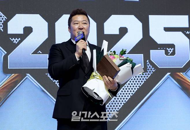 (주)조아제약과 일간스포츠가 공동제정한 '2025 조아제약 프로야구 대상' 시상식이 2일 오전 서울 강남구 라움아트센터에서 열렸다. 최형우가 기록상을 수상하고 소감을 말하고 있다. 국내 최고의 권위를 자랑하는 일간스포츠-조아제약 프로야구 대상은 1977년 출범 이후 48년의 역사를 이어온 명실상부 국내 최고의 프로야구 시상식이다. 올해 시상식은 전통 시상식의 틀을 뛰어넘어, 팬들이 참여하는 토크쇼, 특별사인회 등 다채로운 행사로 거듭났다. 특별취재단/2025.12.02/