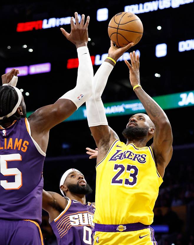 LA 제임스가 2일 크립토닷컴 아레나에서 열린 피닉스와의 2025~26 NBA 정규리그 홈경기서 슛을 시도하고 있다. AFP=연합뉴스