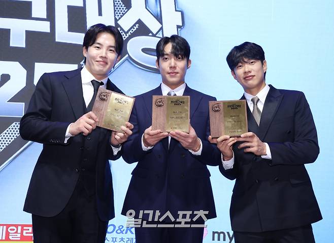 (주)조아제약과 일간스포츠가 공동제정한 '2025 조아제약 프로야구 대상' 시상식이 2일 오전 서울 강남구 라움아트센터에서 열렸다. 최고투수상 LG 임찬규와 삼성 원태인, 최고야수상 송성문이 기념촬영을 하고 있다. 국내 최고의 권위를 자랑하는 일간스포츠-조아제약 프로야구 대상은 1977년 출범 이후 48년의 역사를 이어온 명실상부 국내 최고의 프로야구 시상식이다. 올해 시상식은 전통 시상식의 틀을 뛰어넘어, 팬들이 참여하는 토크쇼, 특별사인회 등 다채로운 행사로 거듭났다. 특별취재단/2025.12.02/