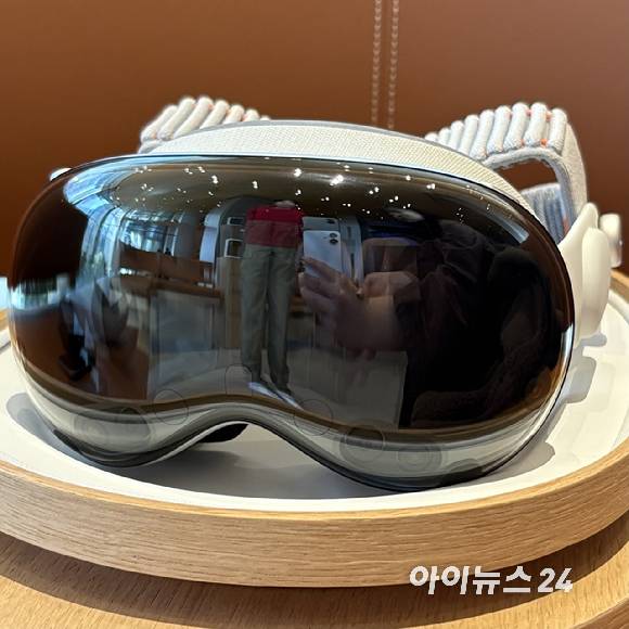 애플이 지난달 28일 국내에 출시한 신형 '비전 프로'. [사진=권서아 기자]