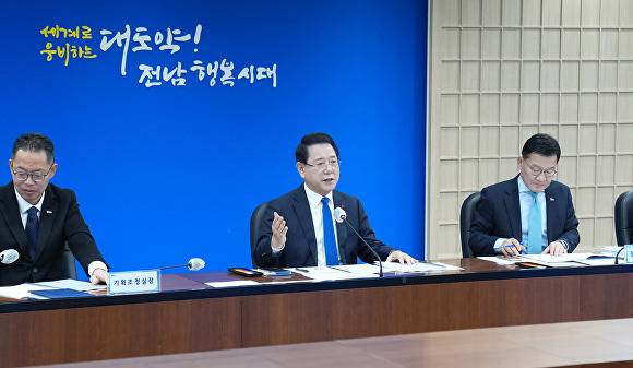 김영록 전라남도지사(가운데)가 2일 도청 서재필실에서 실국장 정책회의를 주재하고, 도정 현안을 논의하고 있다. [사진=전남도]