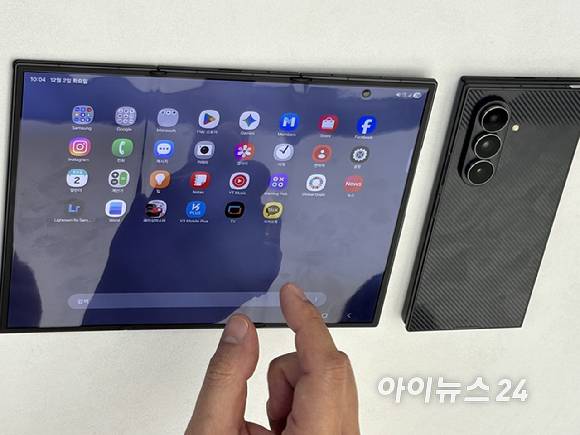 갤럭시 Z 트라이폴드를 완전히 펼친 모습(왼쪽)과 접은 모습(오른쪽) [사진=권서아 기자]