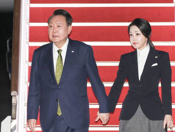윤석열 대통령과 김건희 여사가 2024년 10월 11일 동남아 순방을 마친 뒤 귀국하고 있다. 비상계엄 단행 한달여 전의 모습이다. 연합뉴스