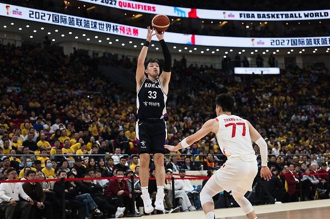 ▲베이징 우커송아레나에서 슛을 던지는 이승현. 뒤 배경만 봐도 체육관 규모가 엄청나다는것을 알 수 있다.(사진=FIBA)