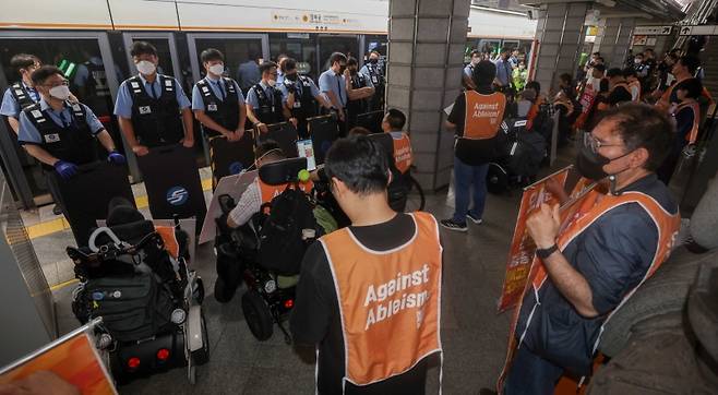 ▲ 서울 경복궁역에서 기자회견 하는 전장연 [연합뉴스]
