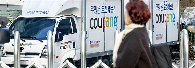 사상 초유의 개인정보 유출 사태로 ﻿쿠팡이 창사 이래 최대 위기를 맞았다. 서울 시내 한 주차장에 쿠팡의 배송트럭이 줄지어 서 있다.  임형택 기자