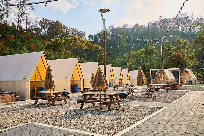 휴양빌리지 인근에 자리한 야외 바비큐장. 사진=도진영