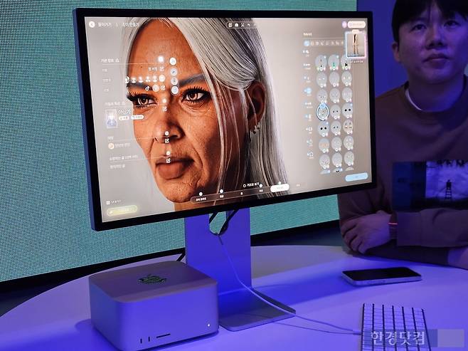 2일 서울 성동구 스페이스 엑스 성수에서 열린 애플 게임 쇼케이스에서 크래프톤이 맥을 통해 인생 시뮬레이션 게임 인조이를 시연하고 있다.사진=박수빈 기자