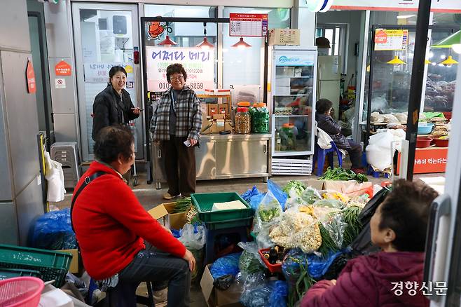 김혜리 기자가 옥천 오일장에서 시장 상인 및 주민들과 이야기를 나누고 있다.