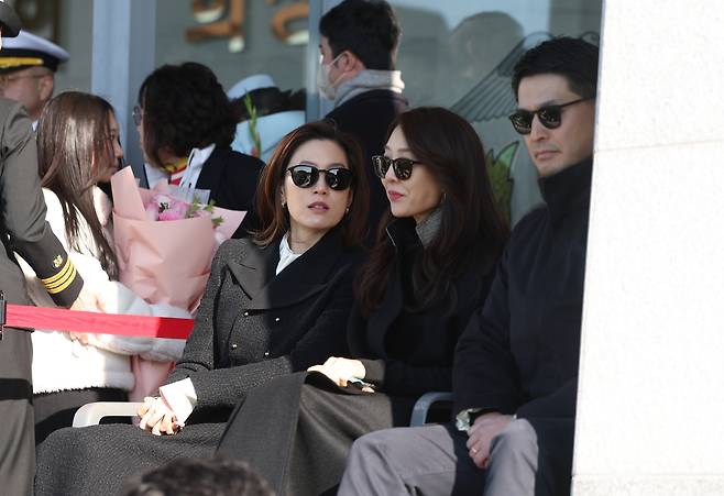 대상 임세령 부회장 등이 28일 오후 경남 창원시 진해구 해군사관학교 연병장에서 열린 제139기 해군·해병대 사관후보생 수료 및 임관식에서 행사를 지켜보고 있다. 연합뉴스