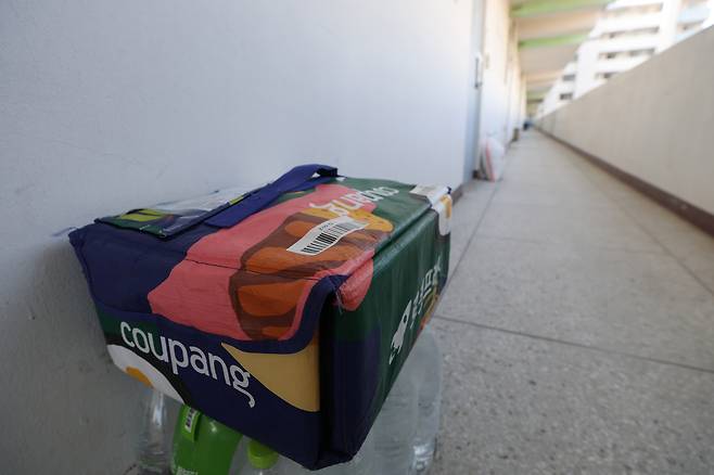 국내 이커머스 1위 업체 쿠팡에서 약 3천400만건에 이르는 대규모 개인정보가 유출돼 논란이 커지고 있는 가운데 2일 서울 시내 한 아파트 복도에 쿠팡 로켓프레시 가방이 놓여있다.  연합뉴스