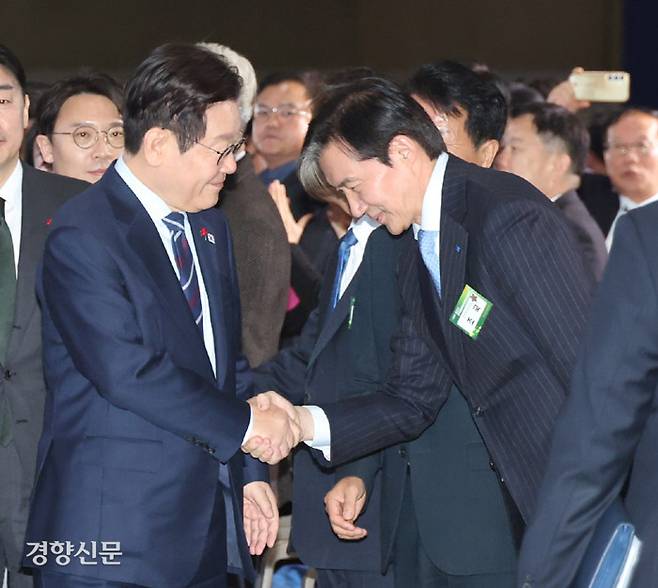 이 대통령, 조국 사면 후 첫 대면 이재명 대통령이 2일 경기 고양시 킨텍스에서 열린 제22기 민주평화통일자문회의 출범회의에서 조국 조국혁신당 대표와 인사하고 있다. 김창길 기자