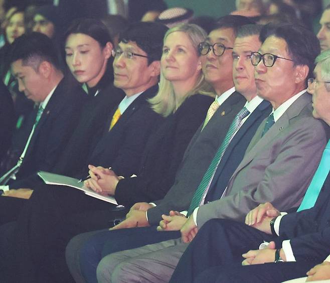 부산서 세계도핑방지기구 총회 (부산=연합뉴스) 강선배 기자 = 2일 오후 부산 해운대구 벡스코 제1전시장에서 열린 2025 세계도핑방지기구(WADA) 총회 개회식에서 위톨드 반카 WADA 회장, 커스티 코번트리 국제올림픽위원회(IOC) 위원장, 최휘영 문화체육관광부 장관, 박형준 부산시장 등 참석자들이 자리 잡고 있다.