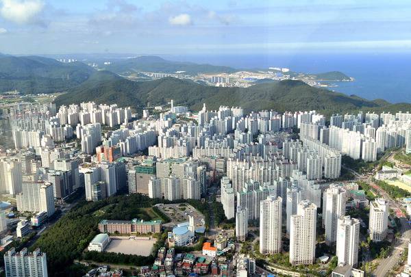 부산에서 12월에만 2943세대 아파트 분양이 쏟아진다. 사진은 부산에 아파트 단지가 빼곡하게 들어선 모습.  국제신문DB