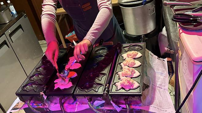 Owner Choi Jeong-yoon makes bungeoppang (fish-shaped pastry) during "bungmakase" session in Seongsu-dong, eastern Seoul, on Nov. 7. [WOO JI-WON]
