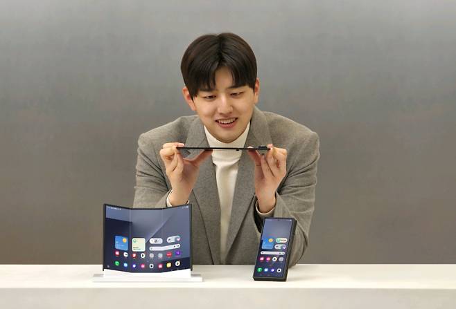 삼성전자 모델이 갤럭시 Z 트라이폴드 제품을 소개하고 있다. 삼성전자 제공