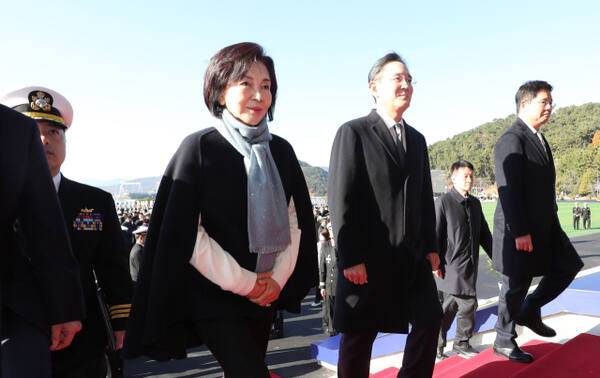 이재용 삼성전자 회장과 홍라희 리움미술관 명예관장이 28일 경남 창원시 진해구 해군사관학교에서 열린 '제139기 해군사관후보생 임관식'에 참석하고 있다. 연합뉴스