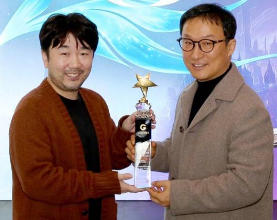 김남준 아이온2 개발PD(왼쪽)와 한국게임미디어협회 이택수 회장. 사진 제공 : 엔씨소프트