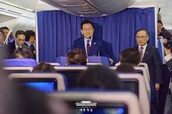 ▲ 해외순방 중 대통령 전용기에서 기자들 질문을 받는 이재명 대통령. 사진=대통령실