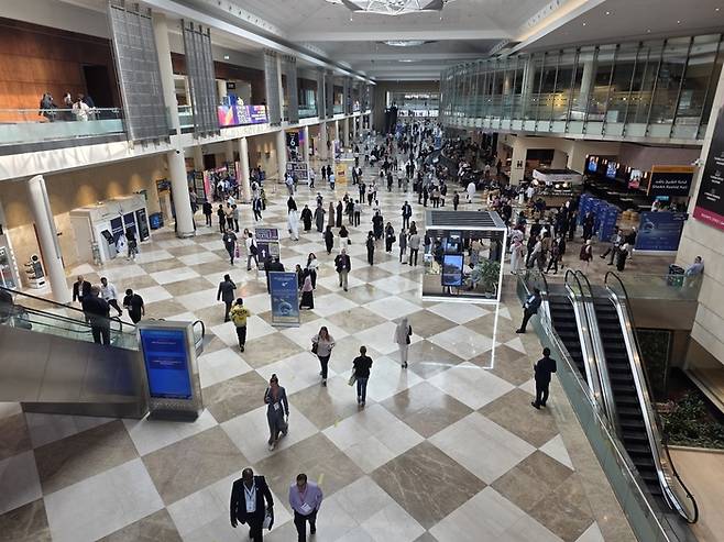 한국 기업들이 콘텐츠와 기술이 융합된 ‘K스타일’을 들고 중동 시장을 본격적으로 두드리기 시작했다. 사진은 분주한 두바이 월드트레이드센터 전시장 안의 모습