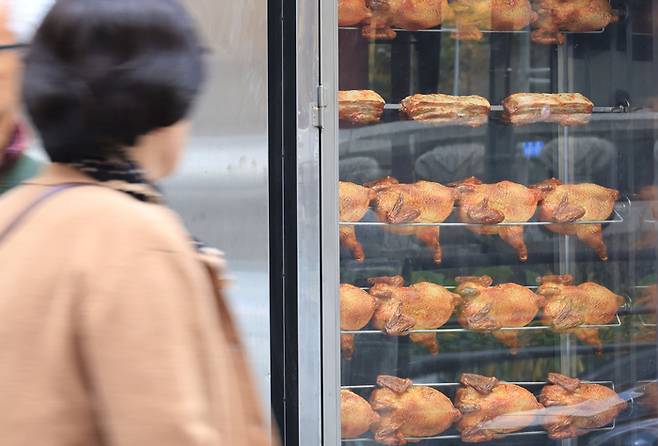 서울 종로에서 시민이 치킨집 앞을 지나고 있다. [연합뉴스]
