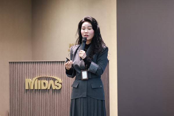 < 신미영 대표가 사람경영포럼에서 역량 중심 채용 사례를 소개하고 있다 /사진 제공 : 마이다스그룹 >