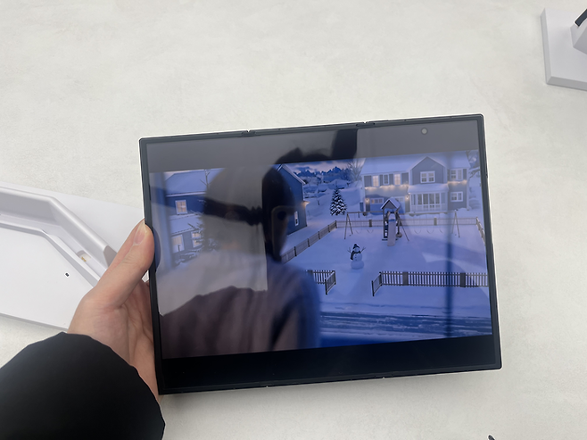 10형(253mm)의 대화면으로 유튜브를 시청하는 모습. [안서진 기자]