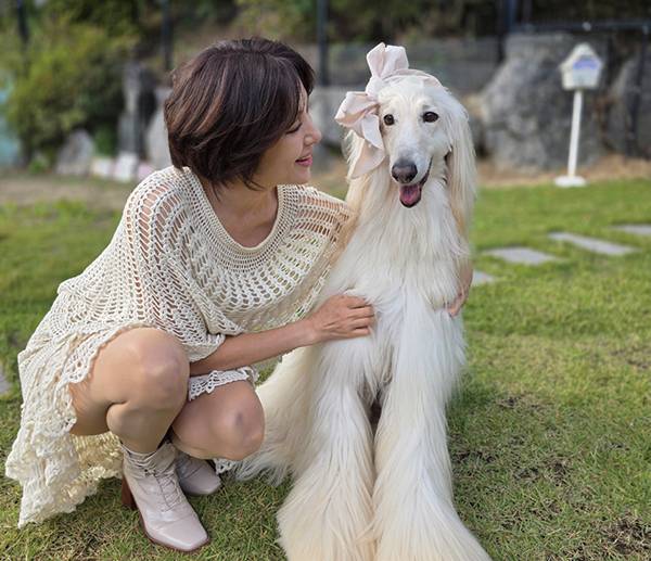 이지안은 9마리의 강아지들과 함께 살고 있다.