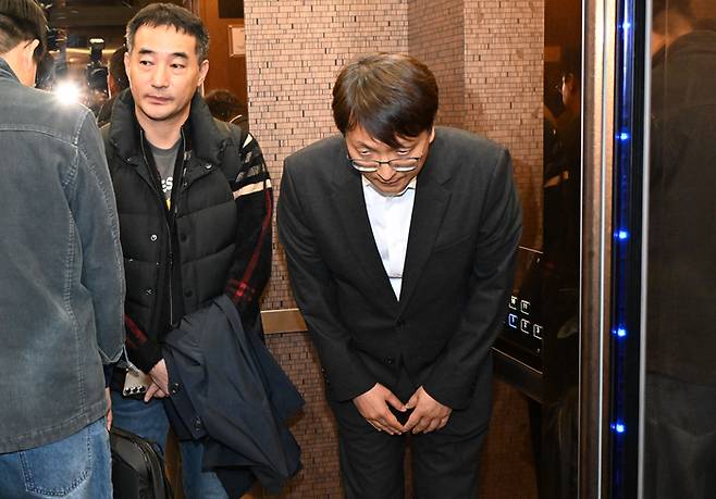 지난달 30일 서울 종로구 정부서울청사에서 쿠팡 관련 긴급 관계부처 장관회의가 열린 가운데 회의장을 찾은 박대준 쿠팡대표가 개인정보 유출에 관한 사과를 한 후 엘리베이터에 탑승하고 있다. [이승환 기자]