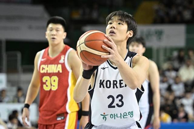 이원석은 중국 선수들과 치열한 몸싸움을 펼쳤고 이 과정에서 6개의 자유투를 얻었다. 그리고 모두 성공했다. 이러한 안정적인 모습은 이번 승리에 큰 힘이 됐다. 그는 “손목 부상에서 회복한 후 조금씩 좋아지는 과정이었다. 그리고 이번 경기에 대한 마음가짐도 달랐고 무엇보다 팬분들 앞에서 하다 보니 더 집중할 수 있었다”고 밝혔다. 사진=대한민국농구협회 제공