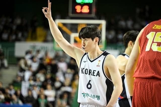 이정현은 경기 후 “승리한 것에 너무 기쁘다. 중국 원정 승리 후 우리 홈에서 지면 분위기가 안 좋을 수 있었는데 그래도 2연승을 하며 확실하게 마무리한 것 같아서 굉장히 기쁘다”라고 이야기했다. 사진=대한민국농구협회 제공