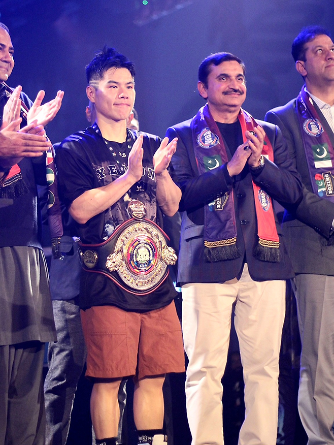 월드 통합 타이틀 도전자 출신 김예준이 2025년 11월 파키스탄 라호르 세계복싱협회 슈퍼밴텀급 아시아 골드 챔피언 등극 축하 행사에서 손뼉을 치고 있다. 사진=호주 유나이티드파이트팀