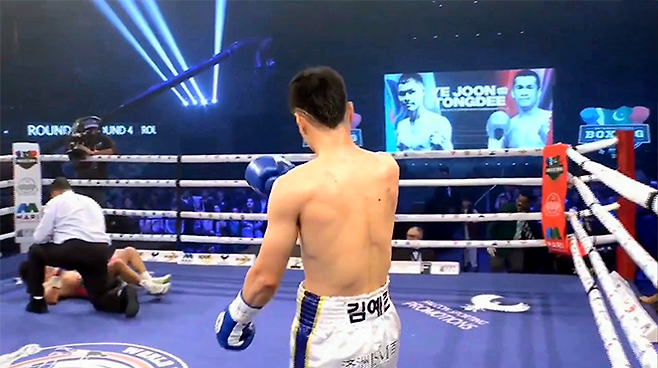월드 통합 타이틀 도전자 김예준이 2025년 11월 파키스탄 라호르 세계복싱협회 슈퍼밴텀급 아시아 골드 챔피언결정전 4라운드 다운된 세계복싱기구 타이틀 도전자 유따퐁 통디를 보고 있다. 사진=Falcon Sporting Promotions