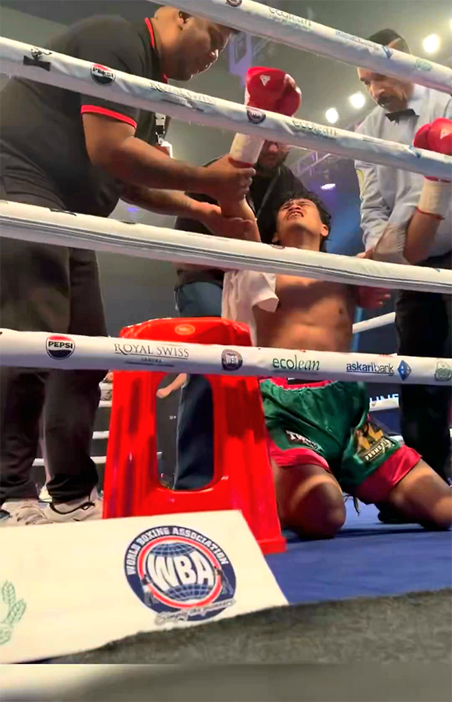 세계복싱기구 타이틀 도전자 유따퐁 통디가 2025년 11월 파키스탄 라호르 세계복싱협회 슈퍼밴텀급 아시아 골드 챔피언결정전 4라운드 월드 통합 타이틀 도전자 김예준한테 KO패를 당한 후에도 여전히 아파하고 있다. 사진=Falcon Sporting Promotions