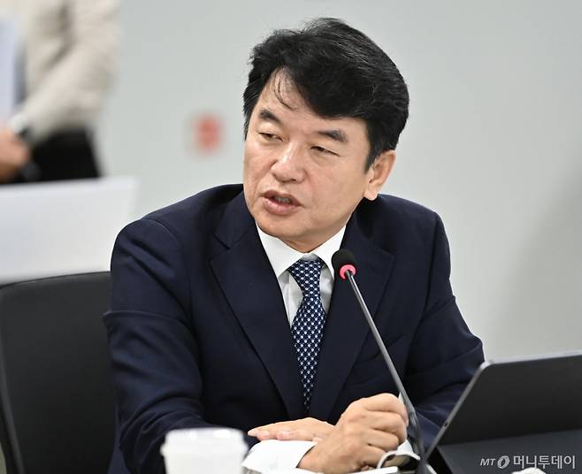 [수원=뉴시스] 김종택 기자 = 문진석 더불어민주당 의원이 20일 경기 수원시 경기도청에서 열린 국회 국토교통위원회의 경기도에 대한 국정감사에서 질의하고 있다. 2025.10.20. jtk@newsis.com /사진=김종택